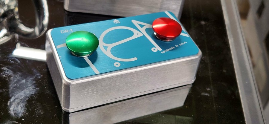 TEN Effects DR-1 Dual Remote footswitch, brushed aluminium enclosure with green and red buttons